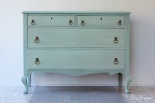 Queen Anne Keyhole Dresser